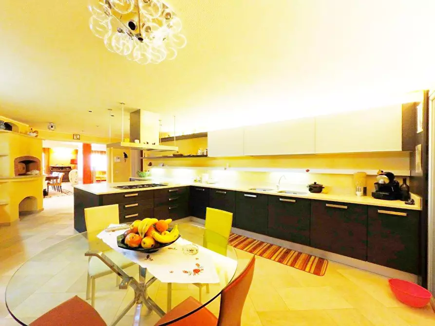 Immagine 3 di Villa in vendita  a Lucca