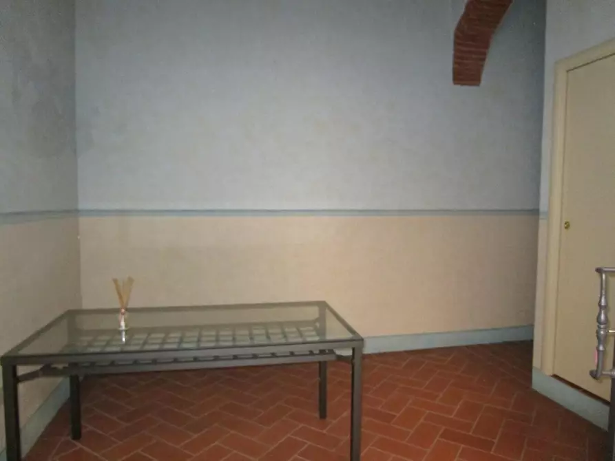 Immagine 2 di Locale commerciale in affitto  a Santa Croce Sull'arno