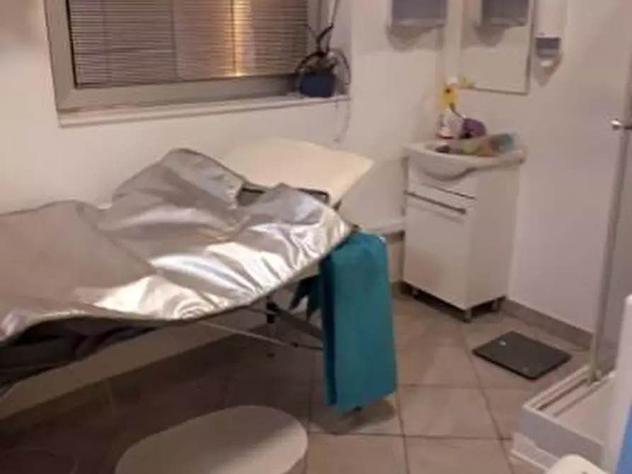 Immagine 1 di Attività commerciale in affitto  a Pisa