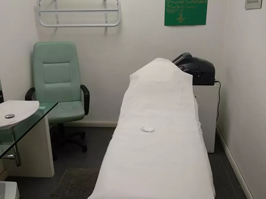 Immagine 2 di Attività commerciale in affitto  a Pisa