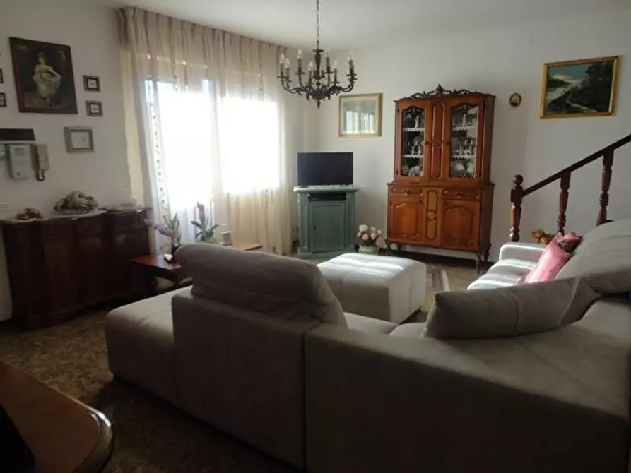 Immagine 2 di Casa semindipendente in vendita  a Carrara