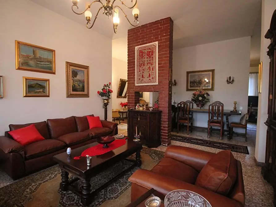 Immagine 2 di Villa in vendita  a Siena