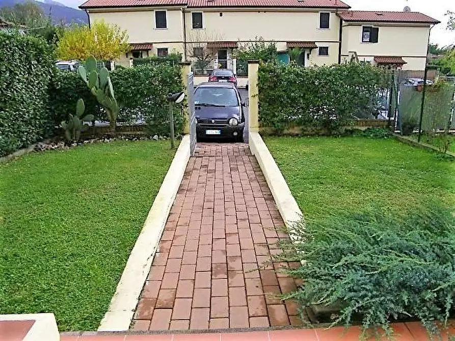 Immagine 16 di Casa semindipendente in vendita  a Massa