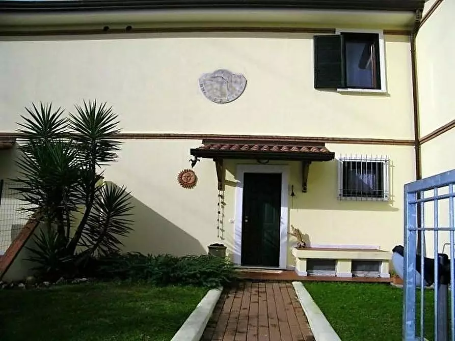Immagine 17 di Casa semindipendente in vendita  a Massa