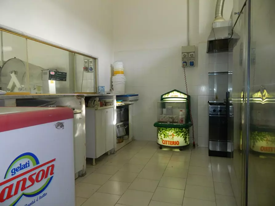 Immagine 6 di Attività commerciale in vendita  a Castelnuovo Magra