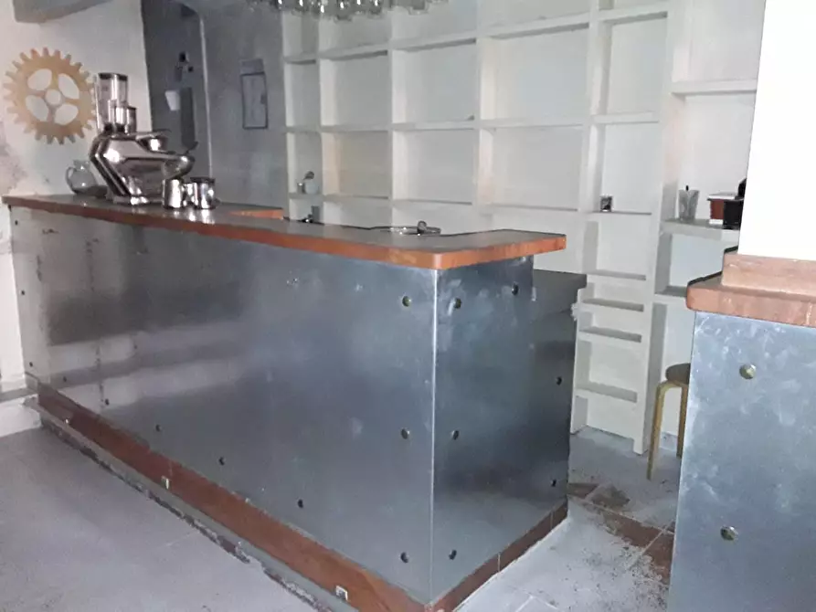 Immagine 2 di Locale commerciale in vendita  a Massa