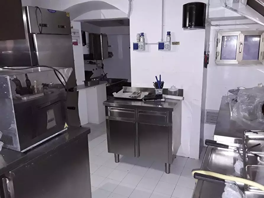 Immagine 7 di Locale commerciale in vendita  a Massa