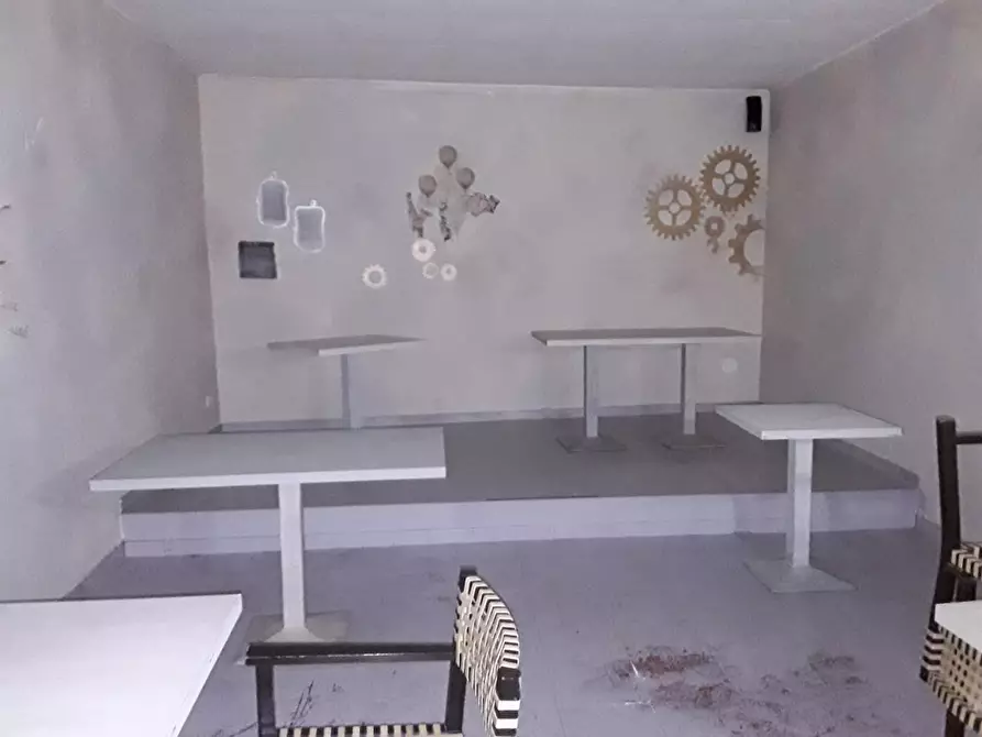 Immagine 3 di Locale commerciale in vendita  a Massa