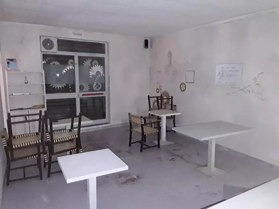 Immagine 4 di Locale commerciale in vendita  a Massa