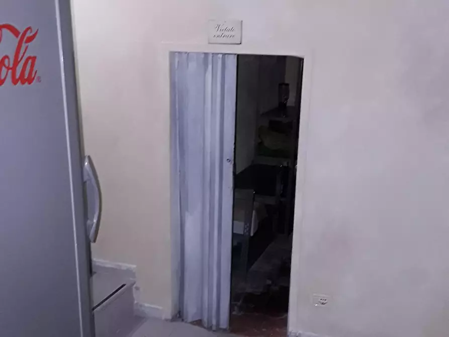 Immagine 6 di Locale commerciale in vendita  a Massa