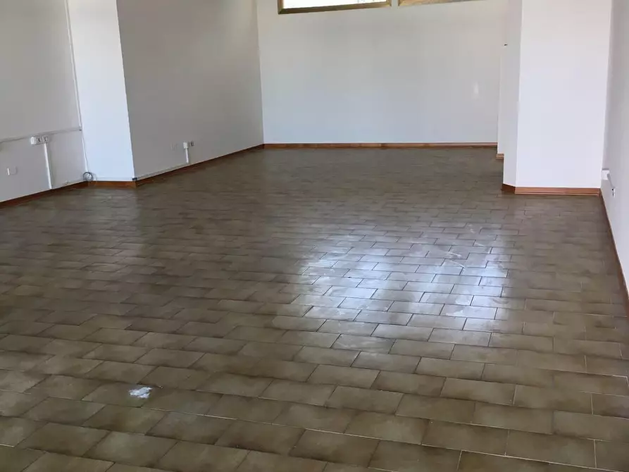 Immagine 5 di Locale commerciale in affitto  a Massa