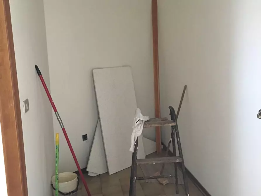 Immagine 3 di Locale commerciale in affitto  a Massa