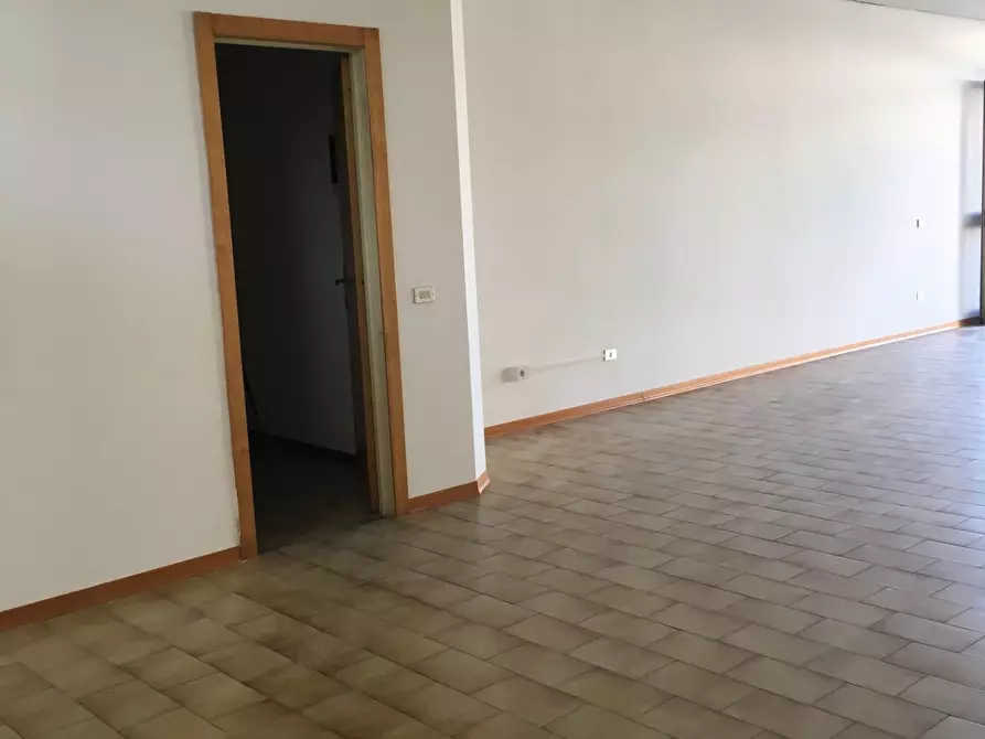 Immagine 4 di Locale commerciale in affitto  a Massa