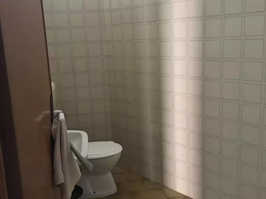 Immagine 2 di Locale commerciale in affitto  a Massa