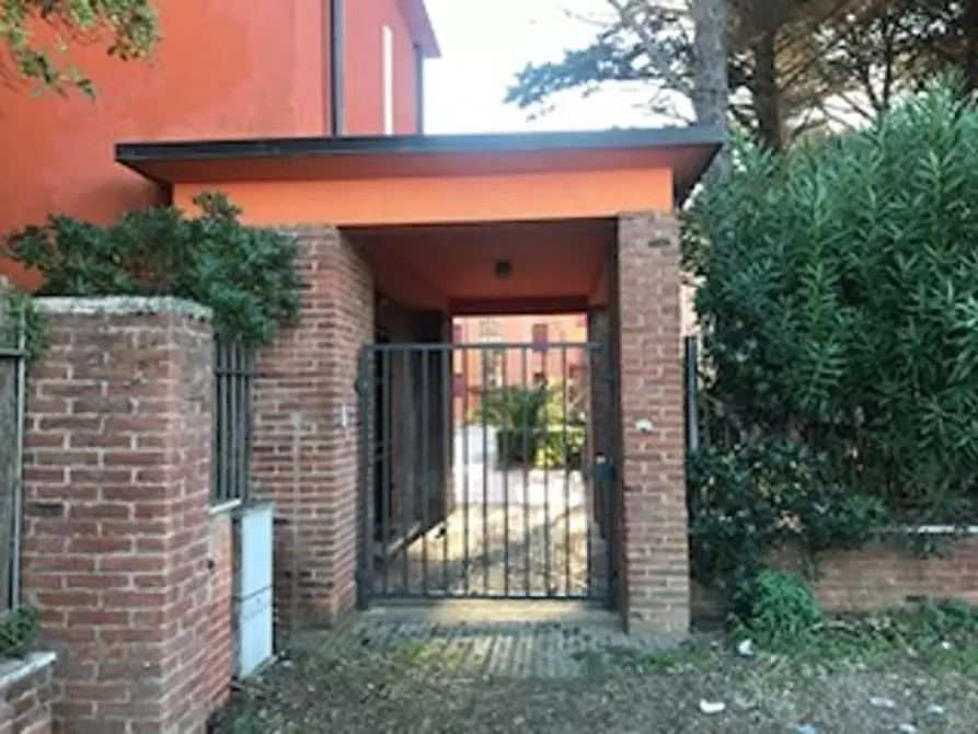 Immagine 3 di Villa in vendita  a Pisa