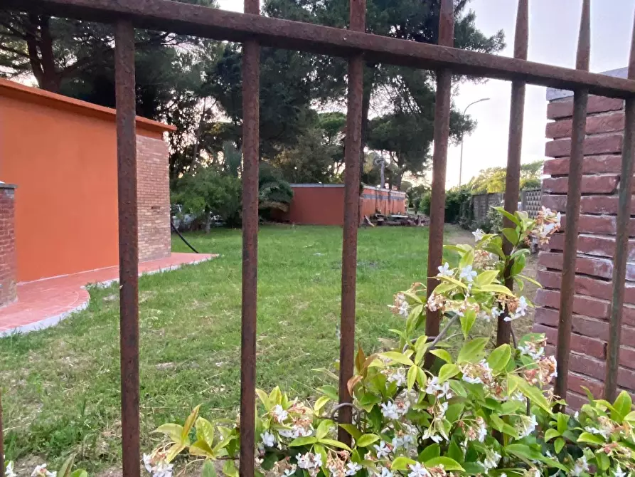 Immagine 4 di Villa in vendita  a Pisa