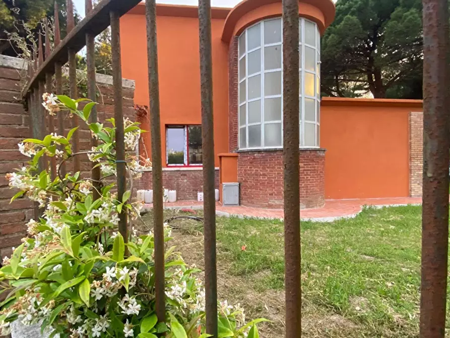 Immagine 5 di Villa in vendita  a Pisa