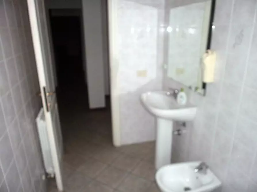 Immagine 18 di Ufficio in vendita  a Carrara