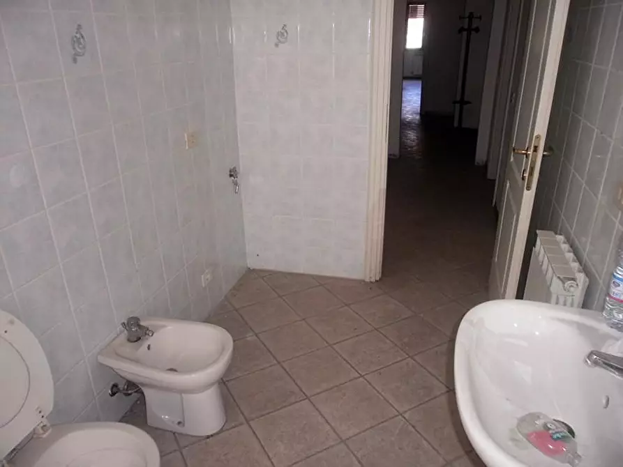 Immagine 13 di Ufficio in vendita  a Carrara