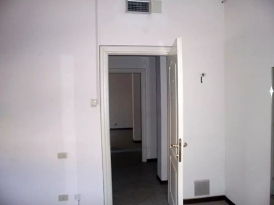 Immagine 30 di Ufficio in vendita  a Carrara