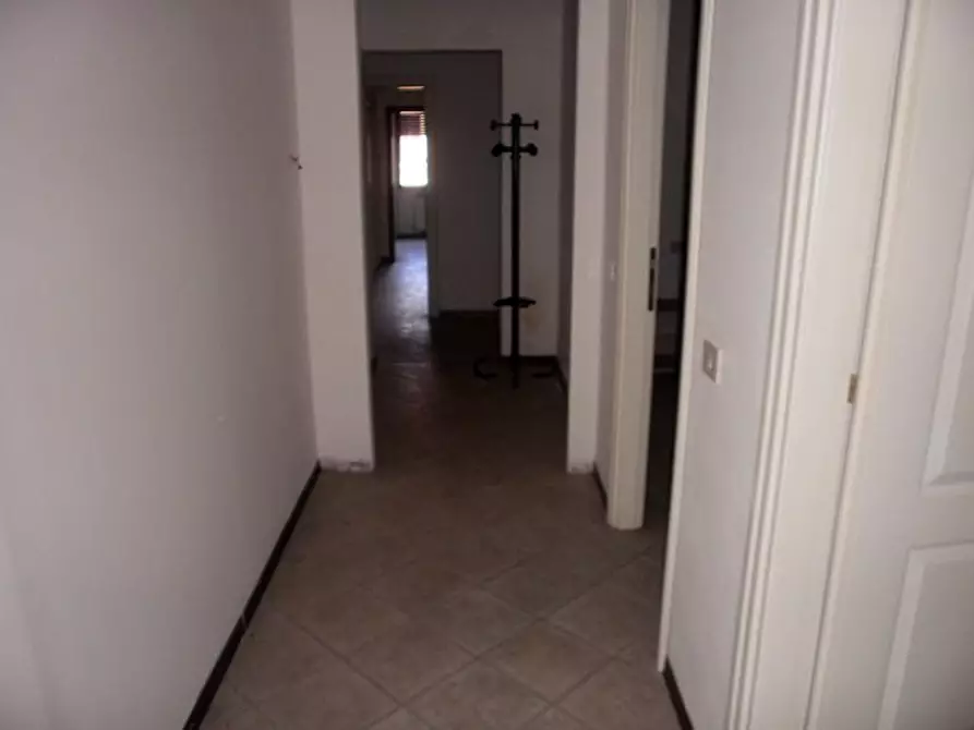 Immagine 15 di Ufficio in vendita  a Carrara