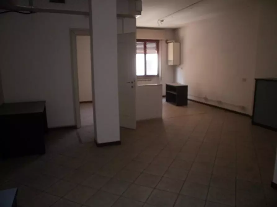 Immagine 21 di Ufficio in vendita  a Carrara