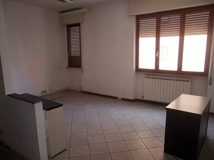 Immagine 22 di Ufficio in vendita  a Carrara