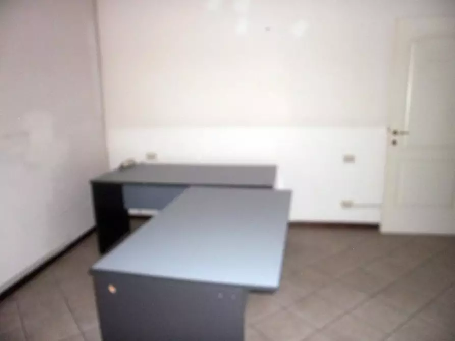 Immagine 25 di Ufficio in vendita  a Carrara