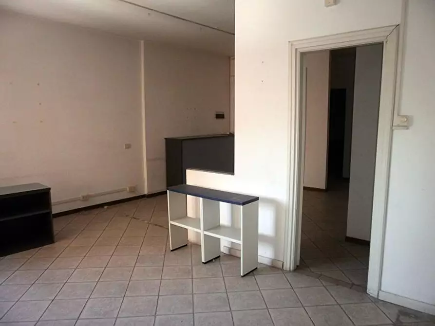 Immagine 23 di Ufficio in vendita  a Carrara