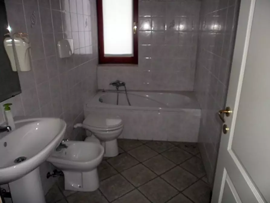 Immagine 17 di Ufficio in vendita  a Carrara