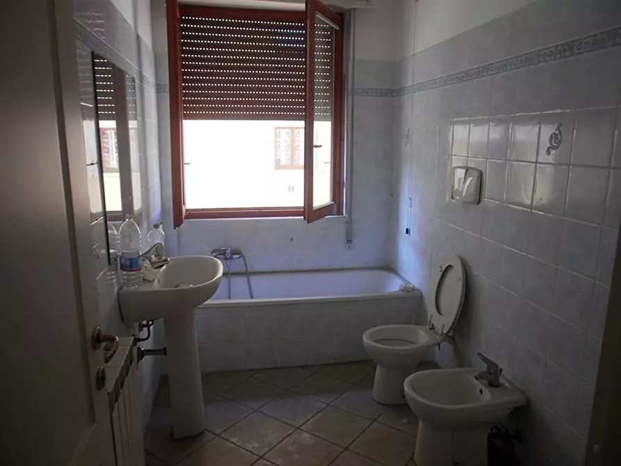 Immagine 12 di Ufficio in vendita  a Carrara