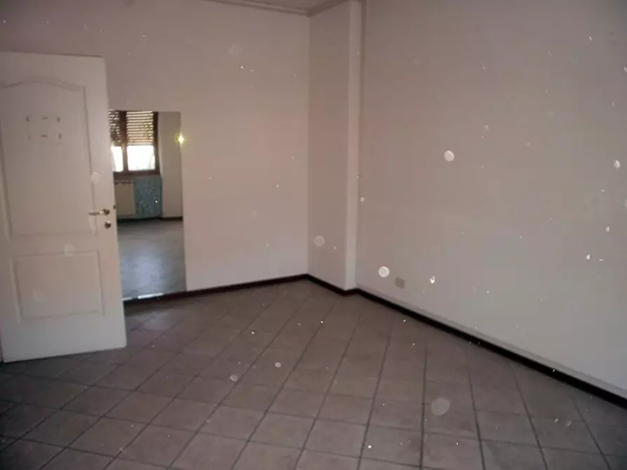 Immagine 29 di Ufficio in vendita  a Carrara
