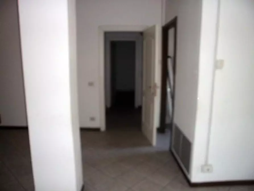 Immagine 16 di Ufficio in vendita  a Carrara