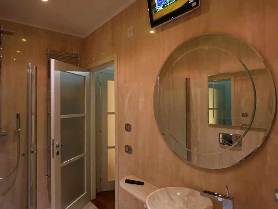 Immagine 20 di Villa in vendita  a Camaiore