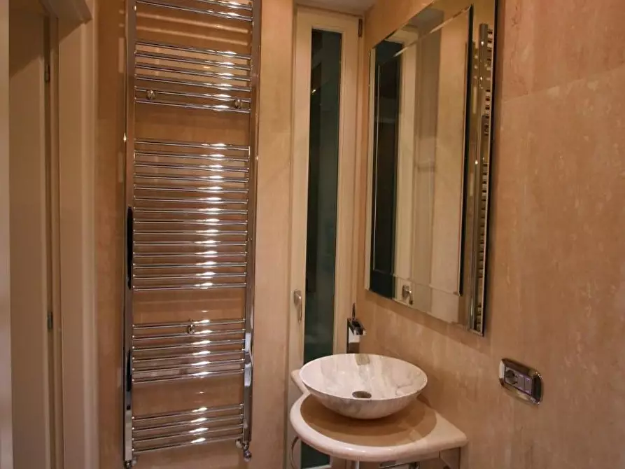 Immagine 12 di Villa in vendita  a Camaiore