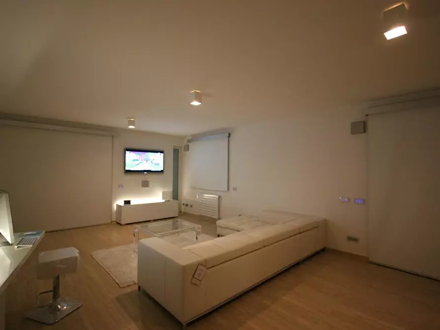 Immagine 7 di Villa in vendita  a Camaiore