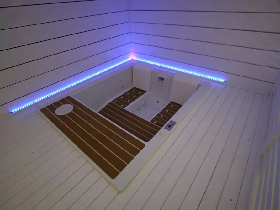 Immagine 40 di Villa in vendita  a Camaiore