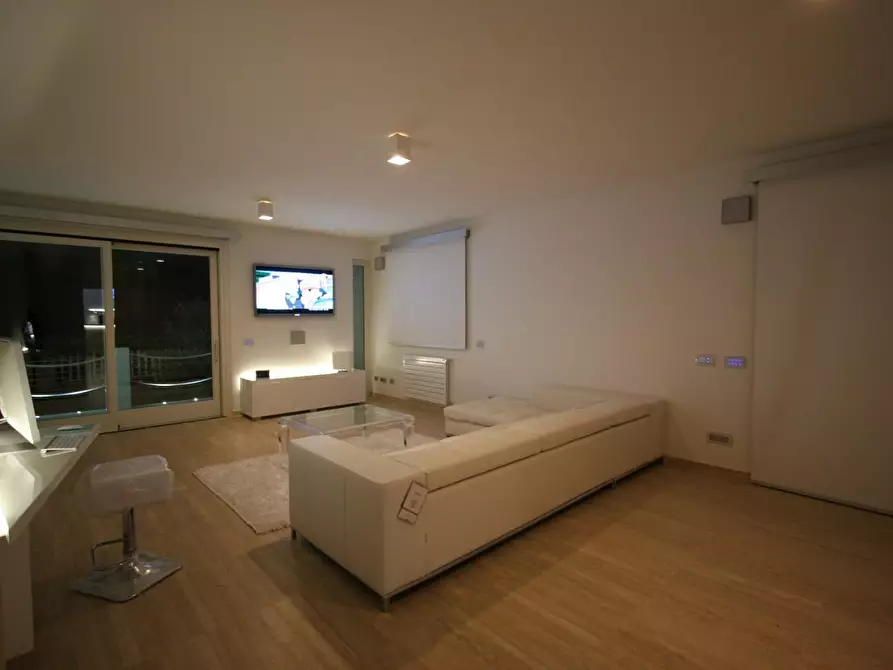 Immagine 6 di Villa in vendita  a Camaiore