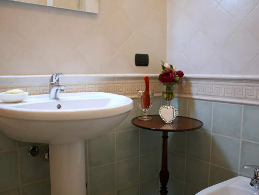 Immagine 6 di Appartamento in vendita  a Viareggio