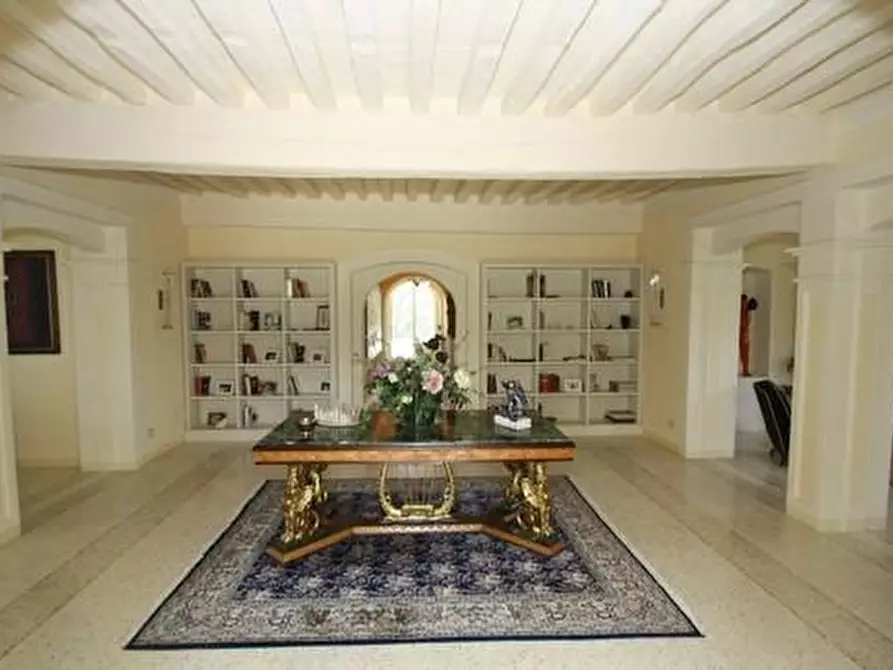 Immagine 5 di Villa in vendita  a Lucca