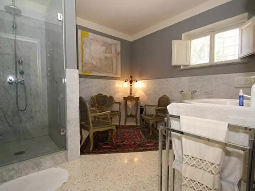 Immagine 11 di Villa in vendita  a Lucca