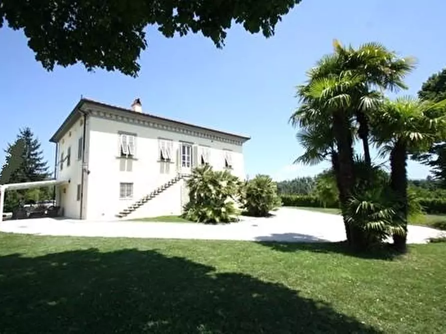 Immagine 1 di Villa in vendita  a Lucca