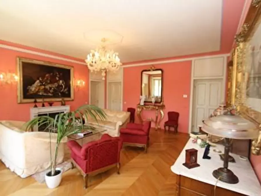 Immagine 9 di Villa in vendita  a Lucca