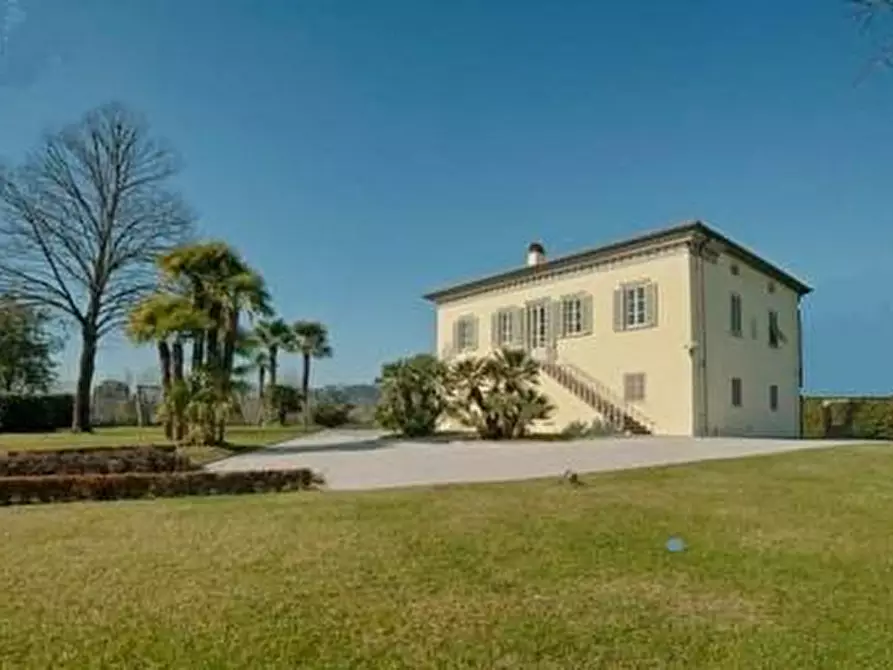 Immagine 3 di Villa in vendita  a Lucca