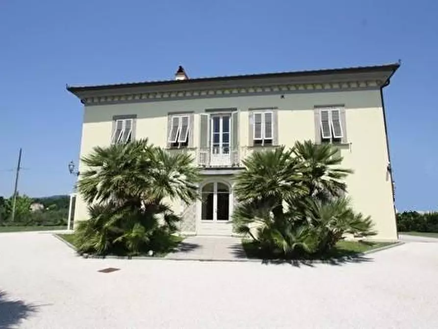 Immagine 2 di Villa in vendita  a Lucca