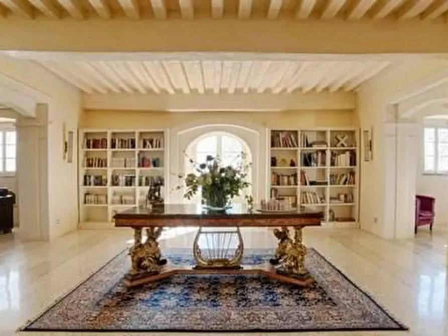 Immagine 4 di Villa in vendita  a Lucca