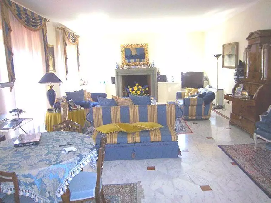 Immagine 4 di Villa in vendita  a Lucca