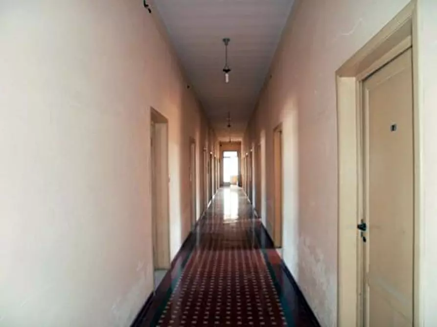 Immagine 18 di Locale commerciale in vendita  a Carrara