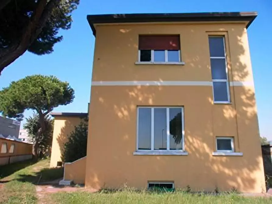 Immagine 6 di Locale commerciale in vendita  a Carrara