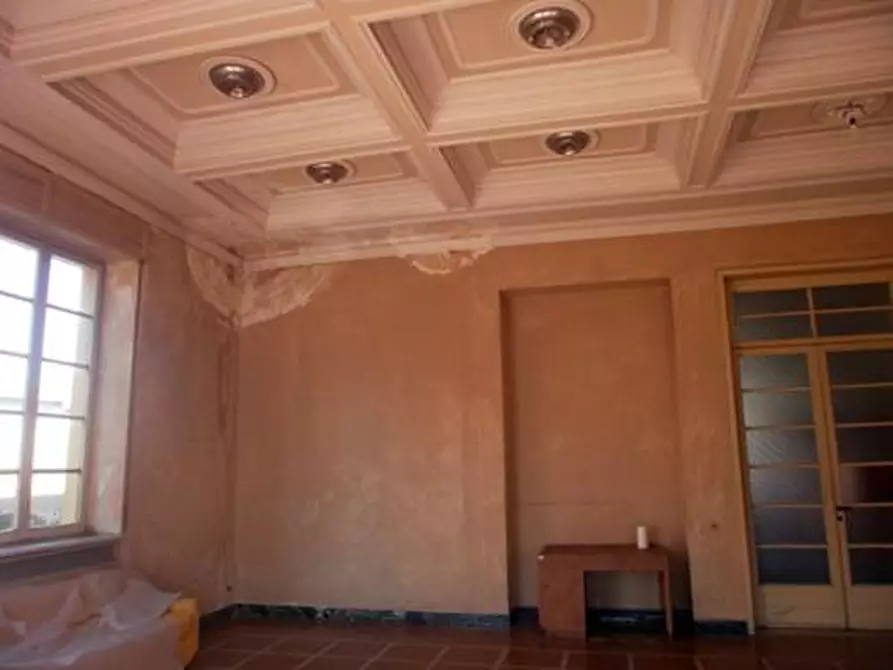 Immagine 10 di Locale commerciale in vendita  a Carrara